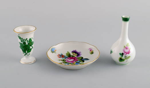 Two Herend vases and a small dish / bowl in hand-painted porcelain. 1980s.: Two Herend vases and a small dish / bowl in hand-painted porcelain. 1980s. Dish diameter: 9.3 cm. The vase measures: 8.5 x 4.5 cm. In excellent condition. Stamped. Reserve: $140.00 