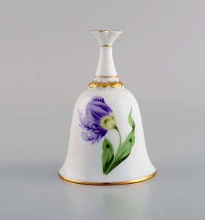 Herend table bell in hand-painted porcelain with flowers and gold decoration. 1980s.: Herend table bell in hand-painted porcelain with flowers and gold decoration. 1980s. Measures: 10.5 x 7 cm. In excellent condition. Stamped. Reserve: $119.00 Shipping:Domestic: Shipping rates are