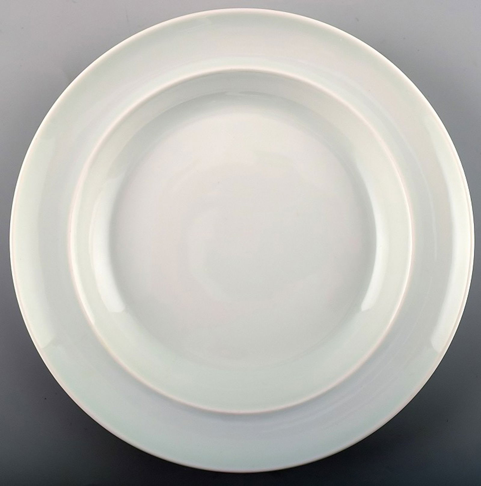 Bing & Grondahl, B&G, White Koppel, deep plate for pasta/soup. 6 pcs. in stock.: 6 plates. Bing & Grondahl, B&G, White Koppel, deep plate for pasta/soup. Designed by Henning Koppel. Decoration number 322. Diameter 21.5 cm. 3.5 cm. deep. In perfect condition. 2. factory quality. Re
