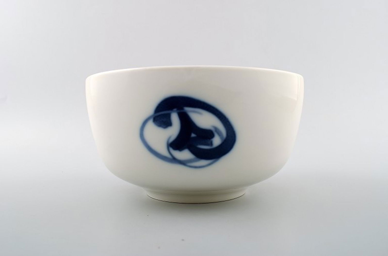 Bing & Grondahl Blue Koppel by Henning Koppel, Bowl # 312: Bing & Grondahl Blue Koppel by Henning Koppel, Bowl # 312 Measures 18 cm x 9.5 cm. Perfect condition. 1st. factory quality. Reserve: $70.00 Shipping: Domestic: Shipping rates are determined by destina
