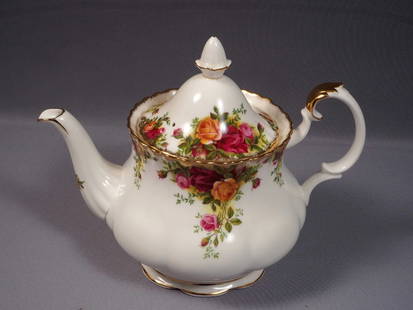 Royal Albert Old Country Roses Bone China Coffee Tea Pot Teapot LARGE: This is a gorgeous Bone China LARGE Tea/Coffee pot from the renowned Royal Albert Old Country Roses collection - Made in England. The pot is properly marked with a Royal Albert's back stamp. It bears