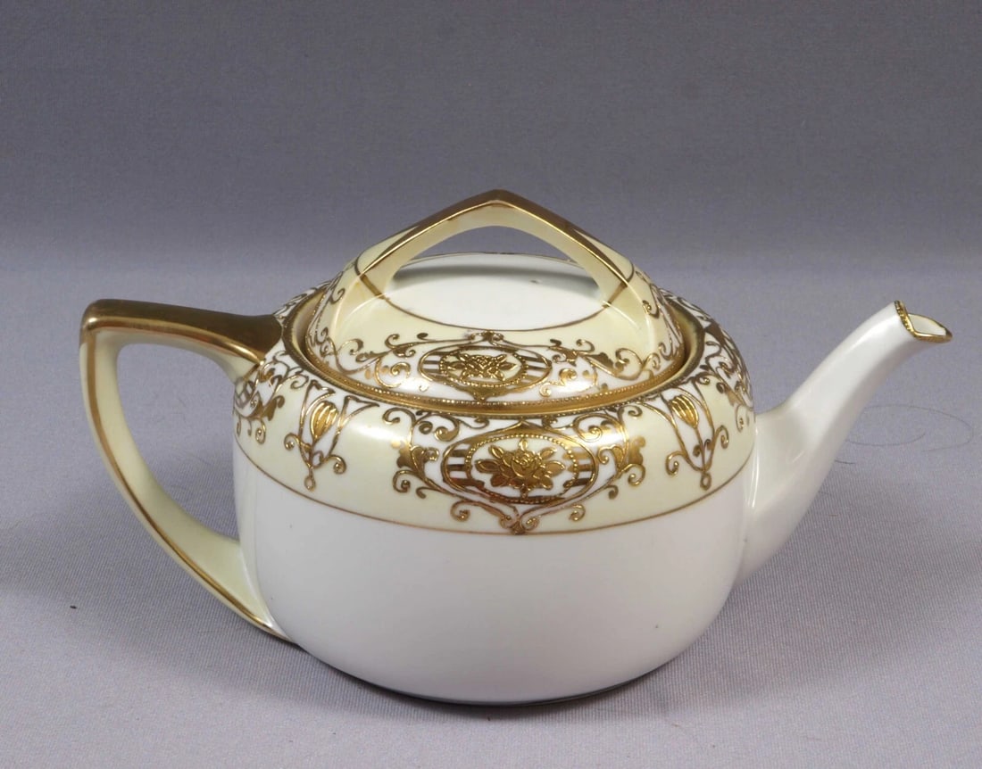 NORITAKE 175 Christmas Ball Small teapot TEA POT ANTIQUE 1920 Hand painted (1 of 4)