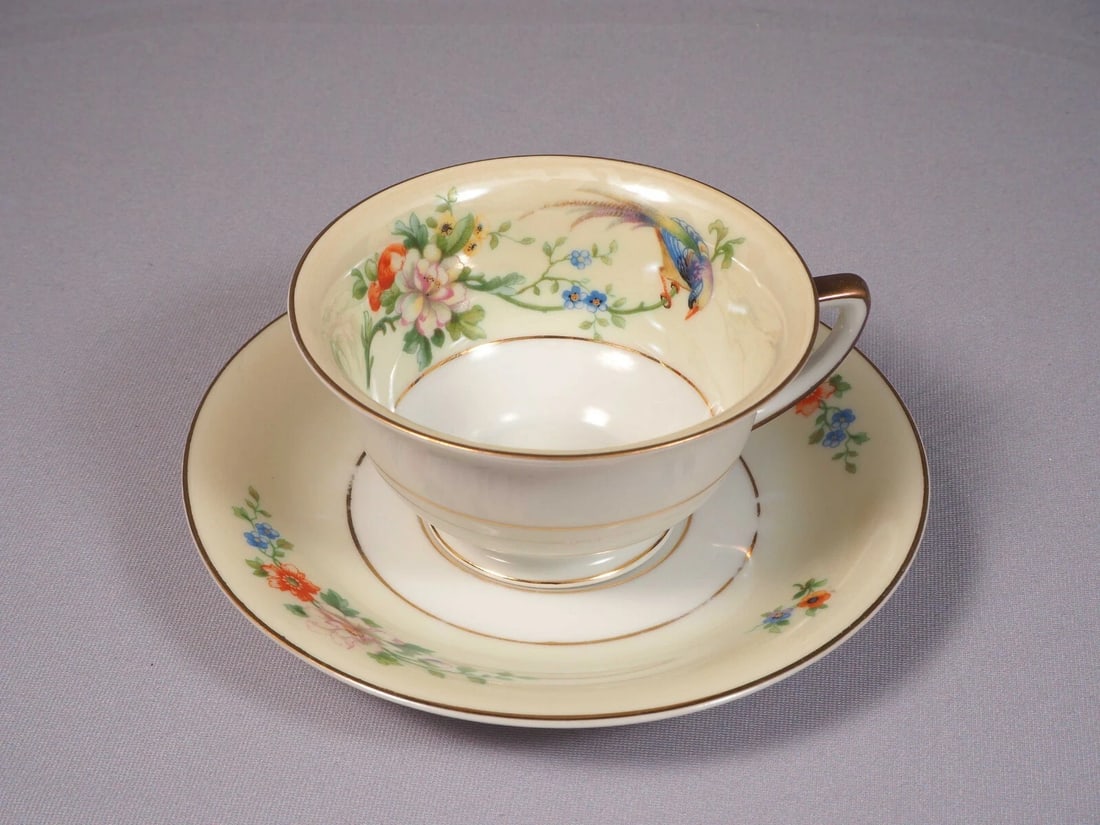 Imperial Heinrich Bavaria Songbird Coffee Tea Cup Saucer Set Germany 1920s: This is a beautiful Coffee/Tea cup and Saucer set. The set is made by Heinrich & Co Selb Bavaria. The set is in the famous Songbird pattern. The set has bird and flowers at the center, cream band with