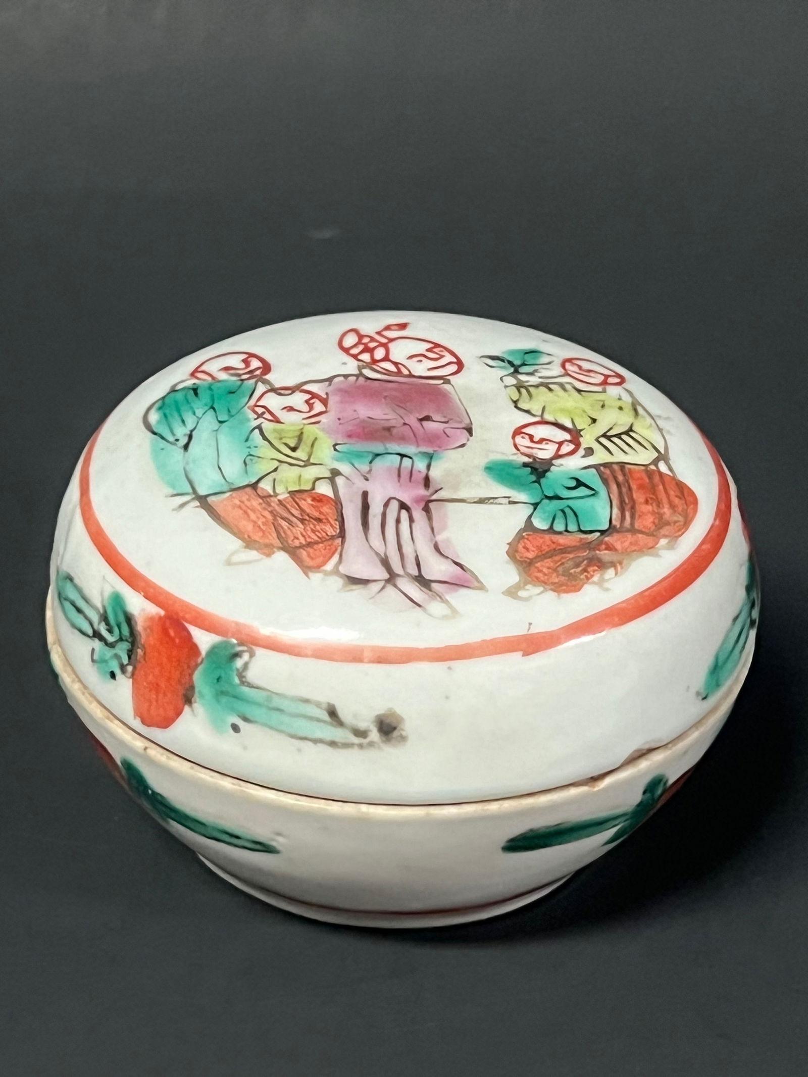 Chinese Art Porcelain Pill Box: Title: Chinese Art Porcelain Pill Box Date/Period: Late 20th Century Dimension: 2" h x 3" w Material: Porcelain Additional Information: Chinese Art Porcelain Pill Box Reserve: $20.00 Shipping: Domesti