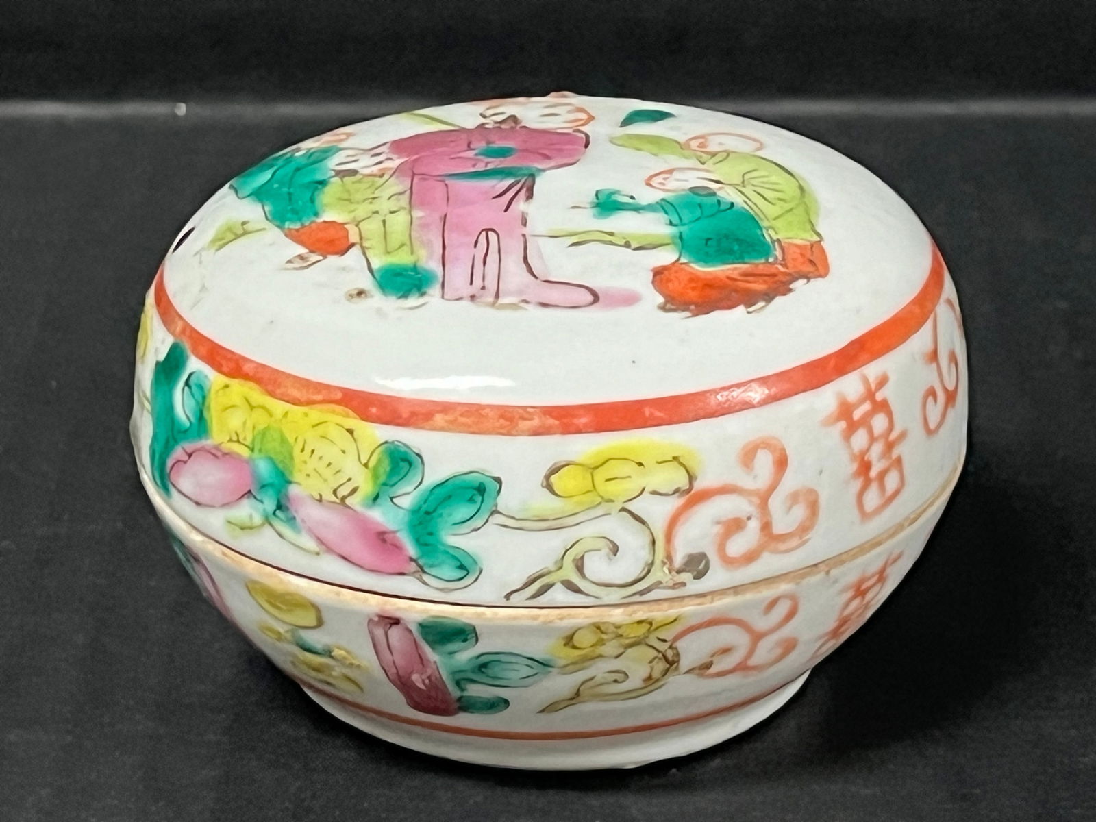 Chinese Art Porcelain Pill Box: Title: Chinese Art Porcelain Pill Box Date/Period: Late 20th Century Dimension: 2" h x 3" w Material: Porcelain Additional Information: Chinese Art Porcelain Pill Box Reserve: $20.00 Shipping: Domesti
