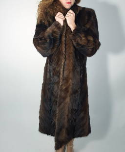 BROWN MINK FUR COAT EU: XL ; US: 20: Title: BROWN MINK FUR COAT EU: XL ; US: 20 Dimensions: Approximate size- EU: XL; US: 20 : Important details: Length: 120cm/47.24in -Shoulders width:50cm/19.69in -Sleeve Length:62cm/24.41in -Bust size