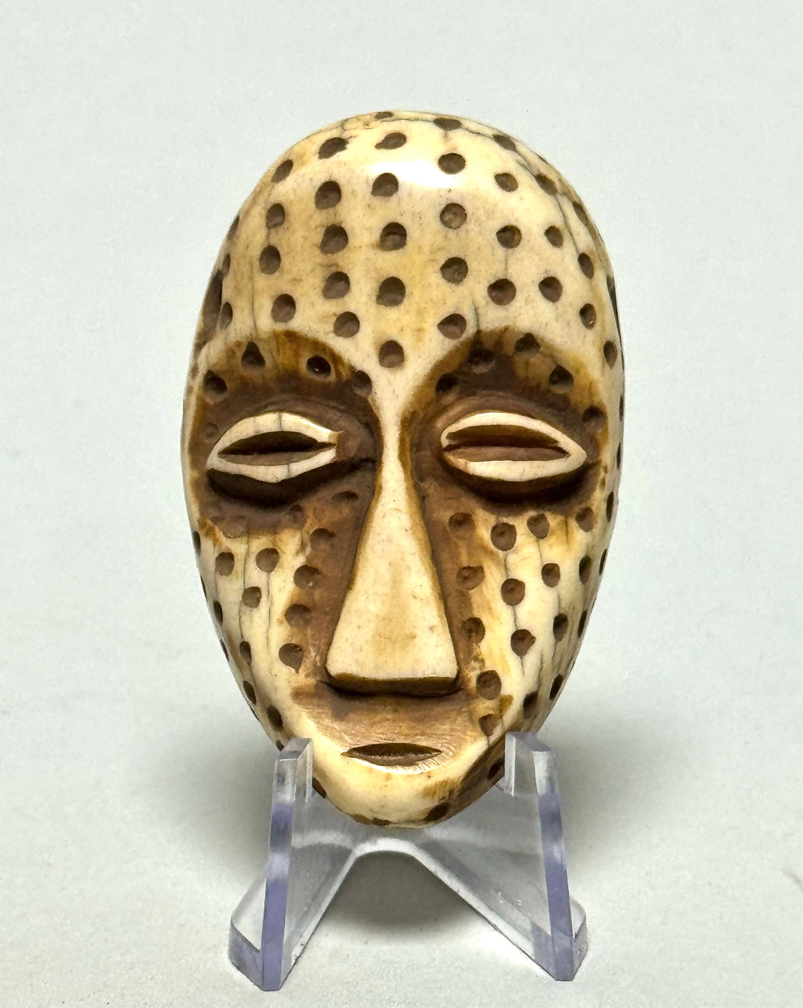 Ancient Ikhoko amulet - PENDE - DR Congo: Ikhoko pendants are crafted by the Pende people. Most of the Pende masks are carved in the Katundu style, which is the name of the very important chiefdom of this central region. The Ikhoko are the sm