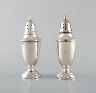 Towle, American silversmiths. A pair of sugar castors in sterling silver. Late 19th century.: Title:Towle, American silversmiths. A pair of sugar castors in sterling silver. Late 19th century. Description:Towle, American silversmiths. A pair of sugar castors in sterling silver. Late 19th centu