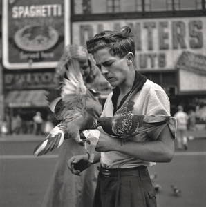VIVIAN MAIER - Untitled (Pigeons)