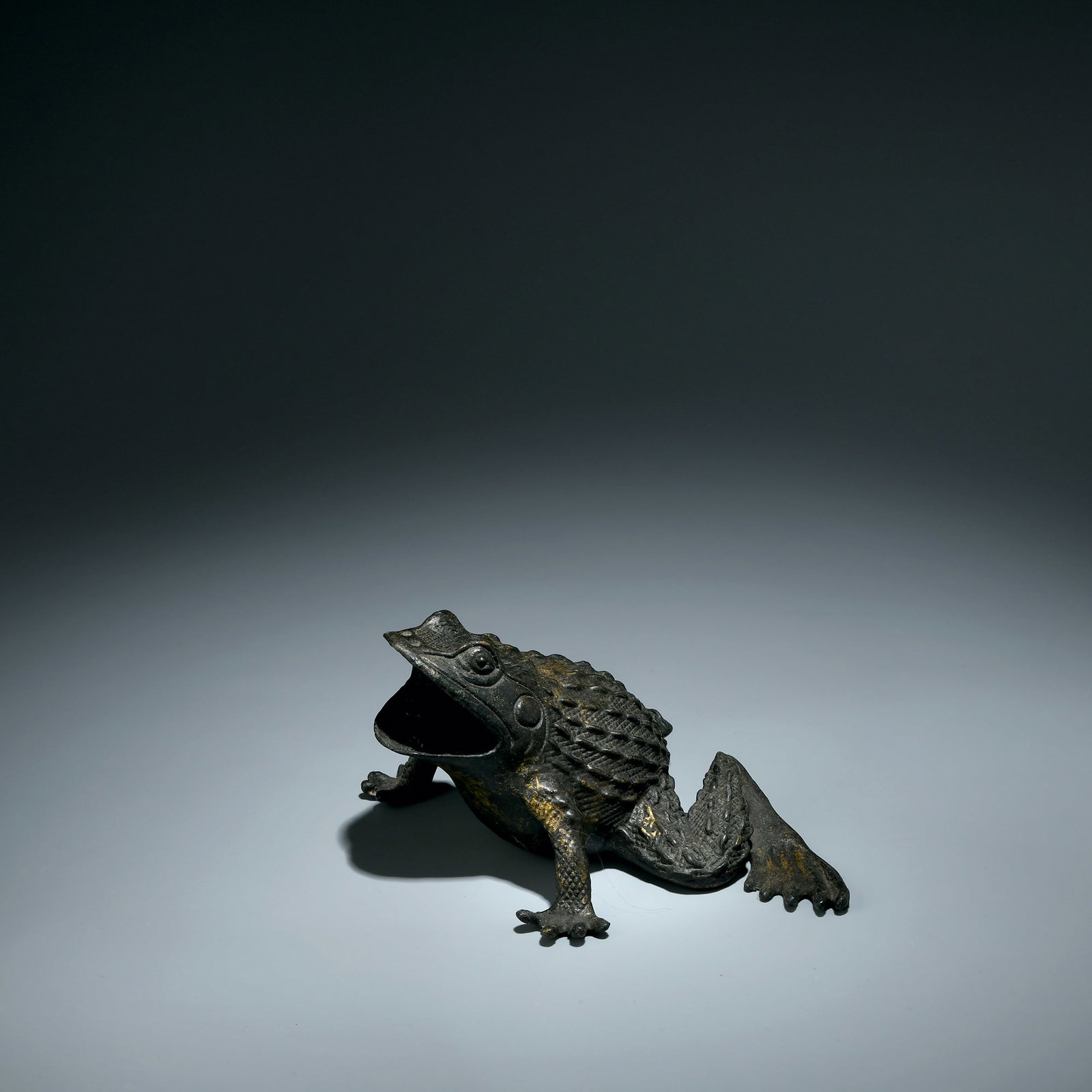 Japanese Showa-era bronze frog sculptures: Title: Japanese Showa-era bronze frog sculptures Origin: Asian private collection Date/Period: 20th Description: Size: about 7x12x17cm. Exquisite Japanese handmade sculpture art, private collection in