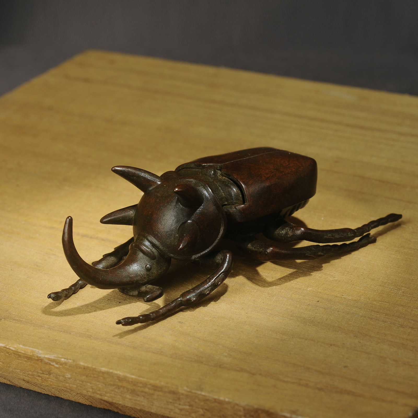 Japanese Showa Period Bronze Beetle Sculpture: Title: Japanese Showa Period Bronze Beetle Sculpture Origin: Asian private collection Date/Period: 20th Description: Size: about 11x5x3 cm, late 20th century Japanese animal sculpture, handmade. From 