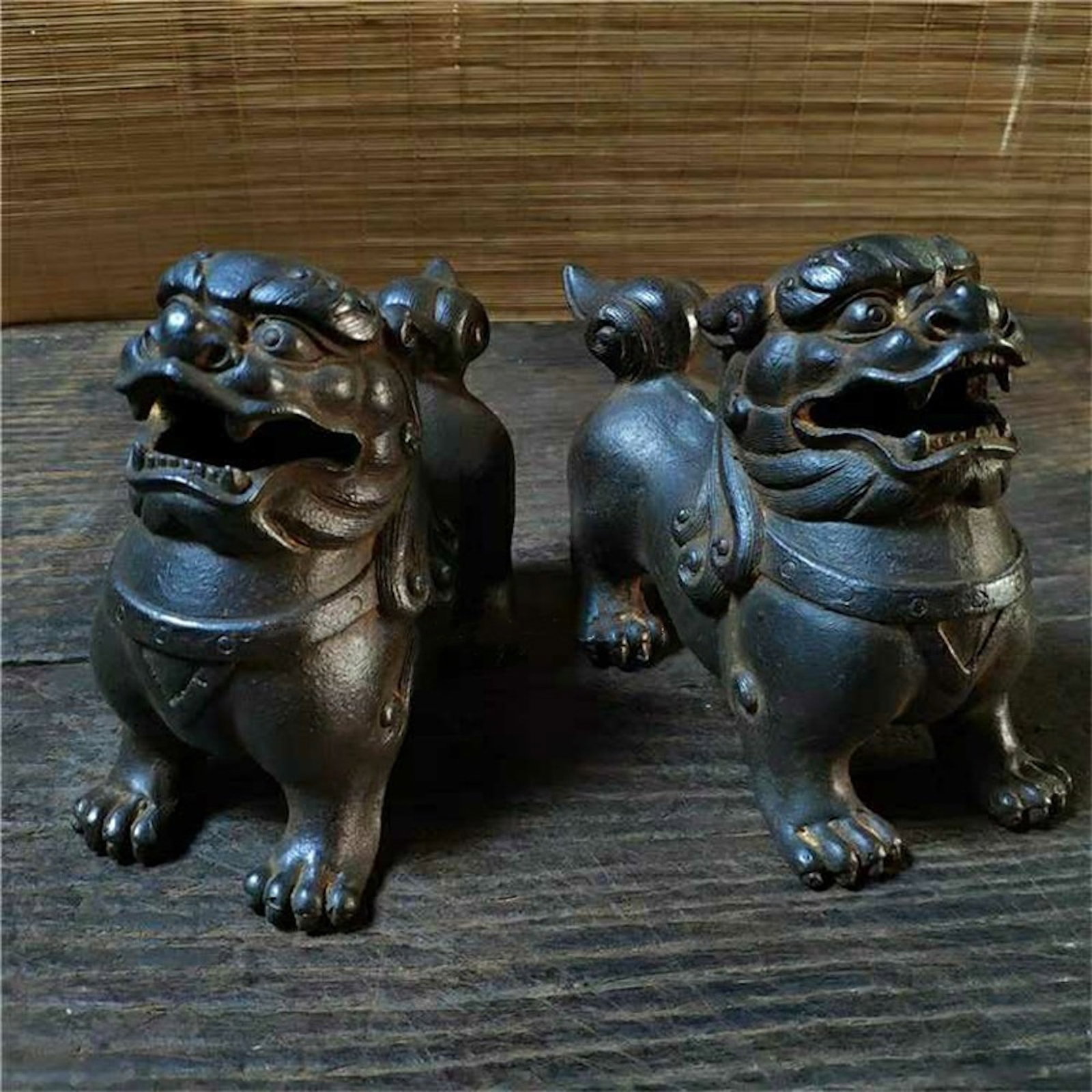 Pair of Japanese Meiji lion sculptures: Title: Pair of Japanese Meiji lion sculptures Origin: Asian private collection Date/Period: 19th Materials: Iron Description: Size: about 13x8x15cm Pair of Japanese Meiji period cast iron lion sculptu