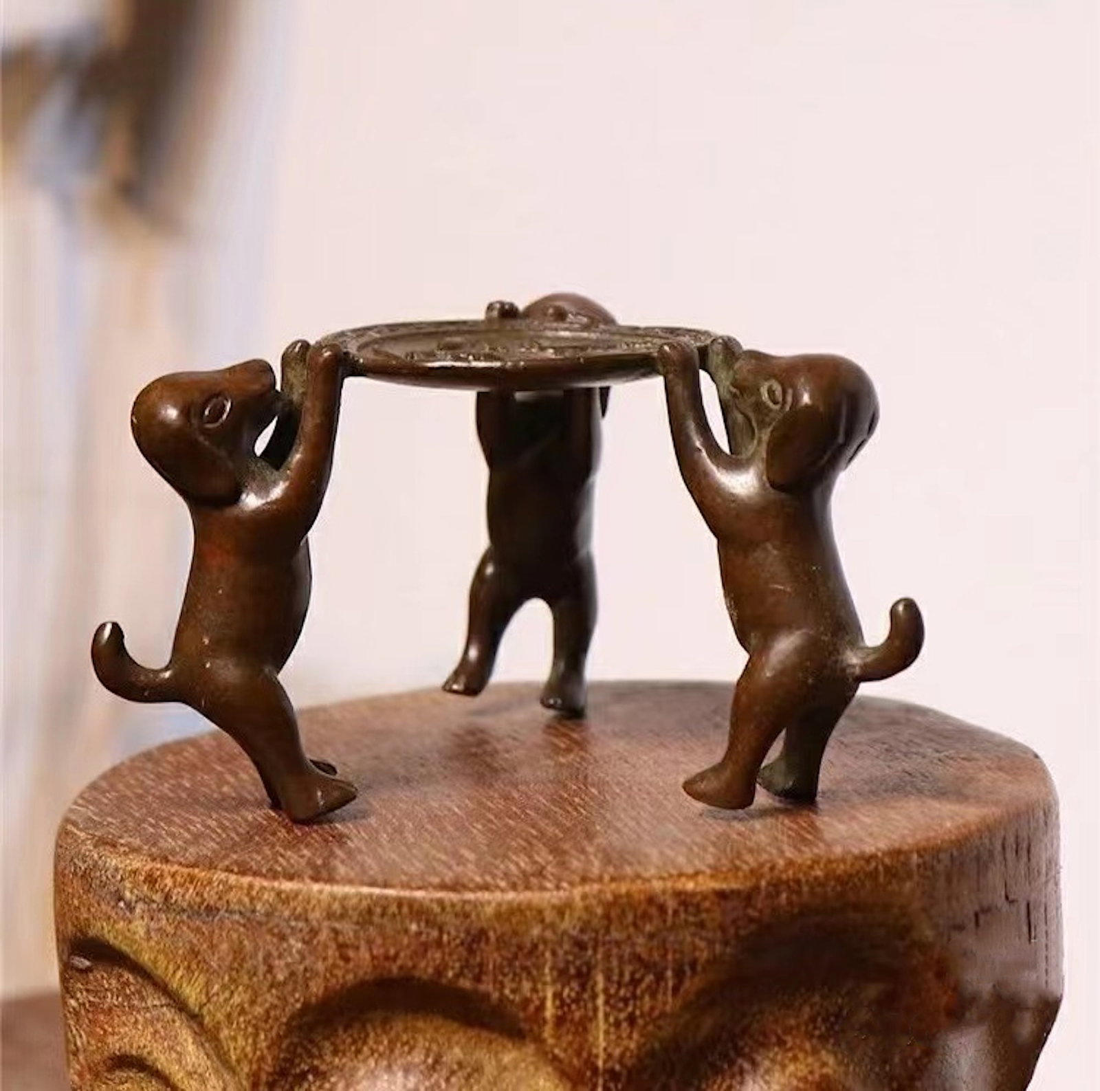 Japanese bronze dog sculpture: Title: Japanese bronze dog sculpture Origin: Asian private collection Date/Period: 20th Materials: bronze Description: Size: about 10x6x6 cm, exquisite Japanese bronze sculpture, handcrafted. Due to h