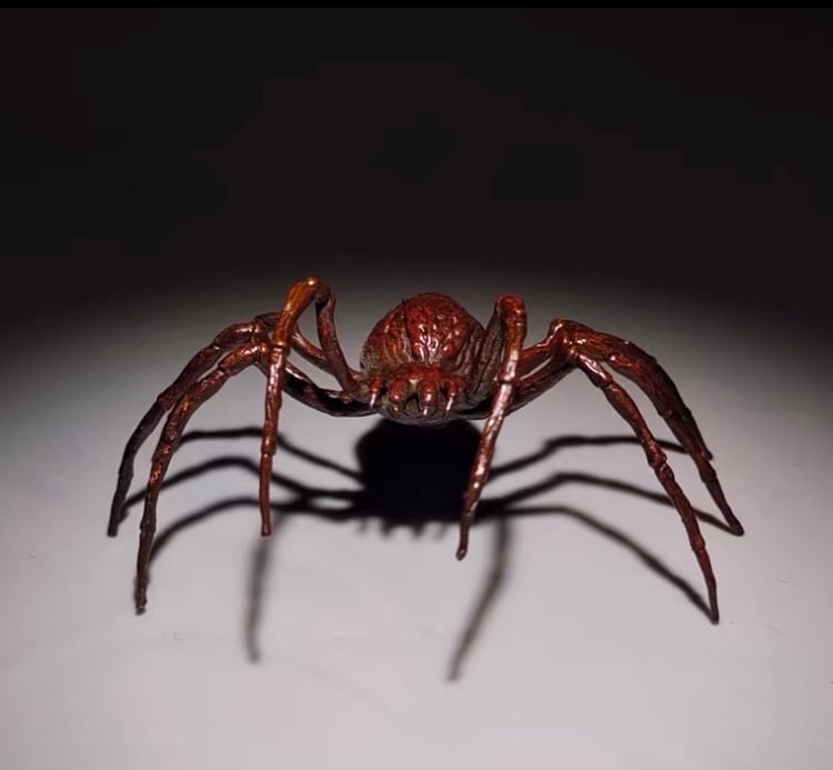 Japanese Showa Period Bronze Animal Sculpture-Spider: Title: Japanese Showa Period Bronze Animal Sculpture-Spider Origin: Asian private collection Date/Period: 20th Materials: bronze Description: Size: about 6x5x3 cm, exquisite Japanese bronze sculpture,