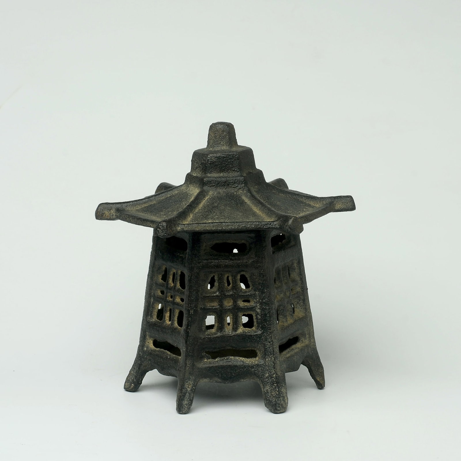 Japanese Showa Period Cast Iron Sculpture - Incense Burner: Title: Japanese Showa Period Cast Iron Sculpture - Incense Burner Origin: Asian private collection Date/Period: 20th Description: Size: about 15x13x16cm, Japanese Showa period cast iron incense burner
