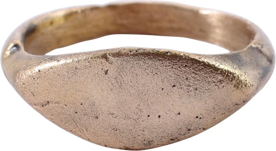FINE ROMAN WOMAN’S RING C.2ND-MID 4TH CENTURY AD, SIZE 3: Size 3 for the small finger as was the custom. Gilt bronze with a 2.4mm rounded face band flared and stepped at the shoulders. Raised lenticular bezel with a flat face for a signet for prestige purpos
