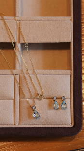 18k gold teardrop-shaped aquamarine diamond set: 18k gold teardrop-shaped aquamarine diamond set. The clear gemstone reflects the dreamy blue light, and the car flower pieces and diamonds are perfectly embellished, just like the waves wrapped in moo