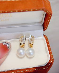 White Shell Pearl Earrings: White shell pearl earrings. 18k gold diamond natural pearl 8.5-9mm round strong light Reserve: $700.00 Shipping: Domestic: Shipping rates are determined by destination International: Foreign shipping