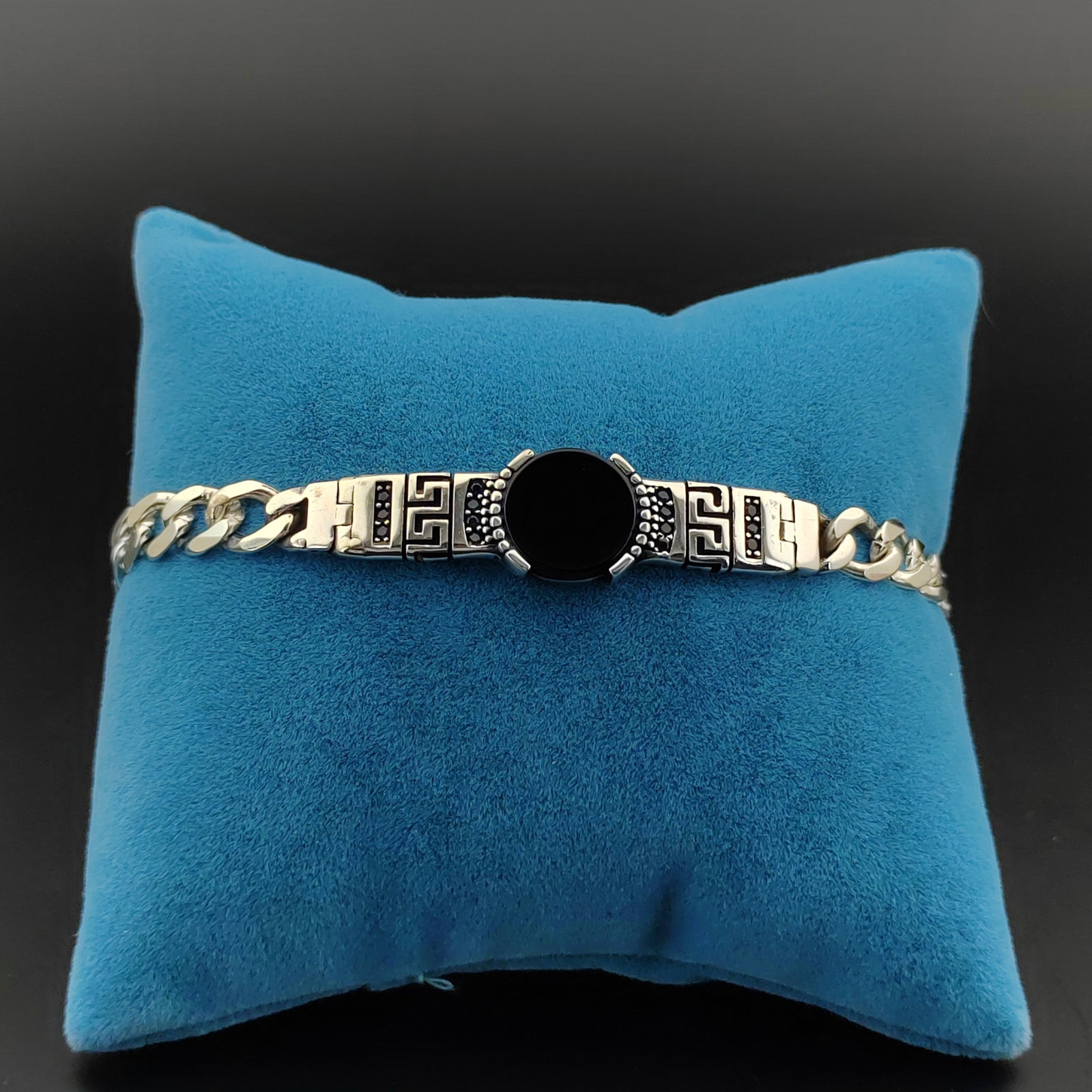 925 Sterling Silver Men's Bracelet with Black Onyx and Blue Zircons: Title: 925 Sterling Silver Men's Bracelet with Black Onyx and Blue Zircons Description: 925 Sterling Silver Men's Bracelet with Black Onyx and Blue Zircons -Condition:New Weight:18.4g -Size:8.46 in (2