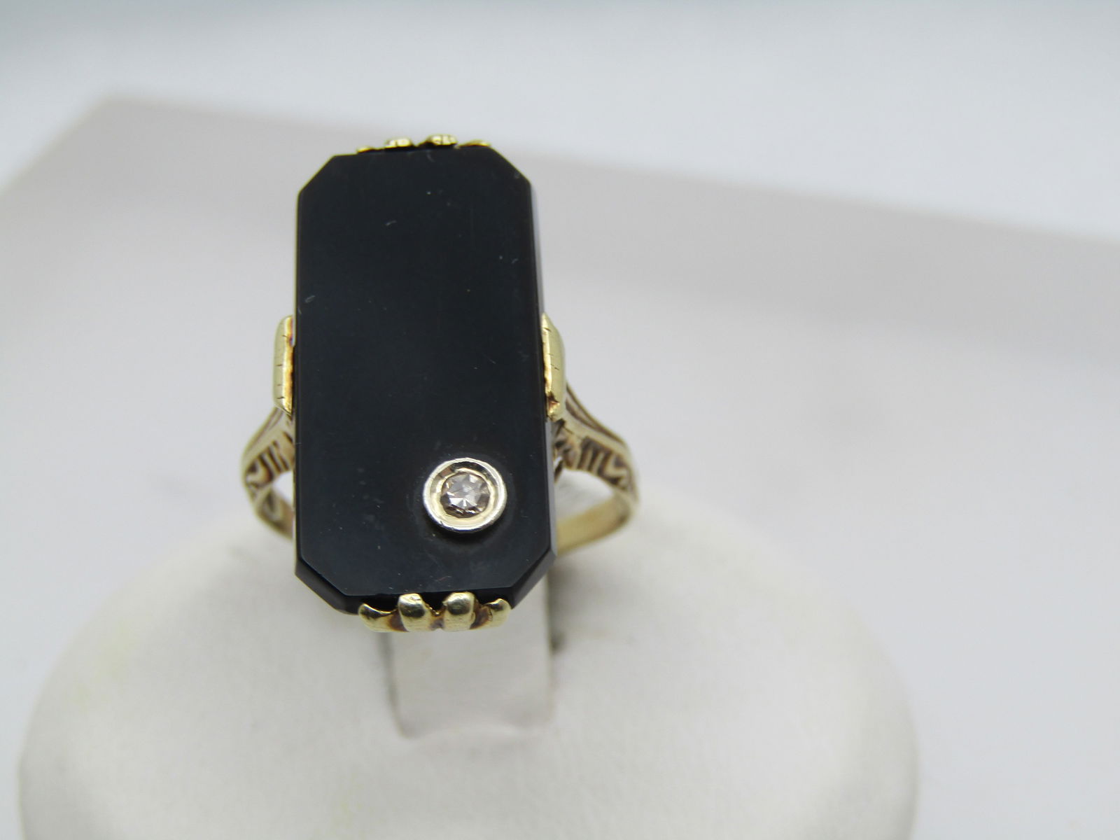 Vintage 14kt Onyx Diamond Ring, Sz. 5.25. Scrolled, Art Deco Themed: Title:Vintage 14kt Onyx Diamond Ring, Sz. 5.25. Scrolled, Art Deco Themed Description:Vintage 14kt Onyx Diamond Ring, Sz. 5.25. Scrolled, 1940's-1950's or earlier - art deco or art deco themed. The on