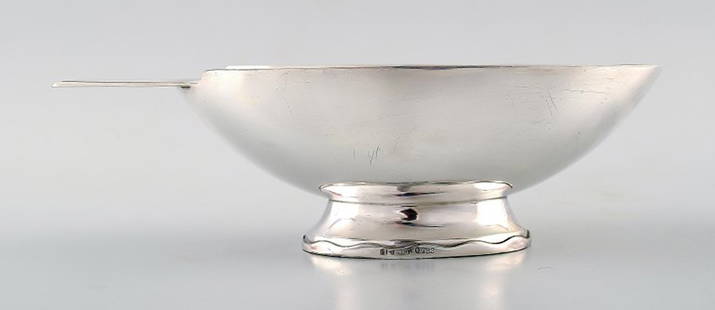 Rare and fine silver plated "Swan" sauce/gravy boat created by Christian Fjerdingstad for Christofle: Title:Rare and fine silver plated "Swan" sauce/gravy boat created by Christian Fjerdingstad for Christofle (Gallia.) Description:Rare and fine silver plated "Swan" sauce/gravy boat created by Christia
