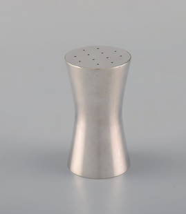 Modernist Hans Hansen for Georg Jensen salt shaker in sterling silver. 1960s.: Title:Modernist Hans Hansen for Georg Jensen salt shaker in sterling silver. 1960s. Description:Modernist Hans Hansen for Georg Jensen salt shaker in sterling silver. 1960s. Measures: 6.5 x 3.5 cm. St