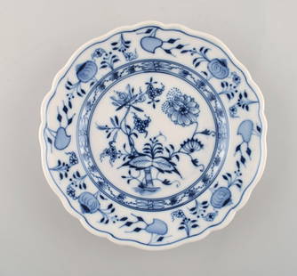 Stadt Meissen onion pattern. Salad plate. Two pieces in stock. Mid 20th century.: Stadt Meissen onion pattern. Salad plate. Two pieces in stock. Mid 20th century. In very good condition. Stamped. Measures: 17 cm. Reserve: $25.00 Shipping: Domestic: Shipping rates are determined by