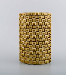 Arabia vase in glazed ceramics. Beautiful glaze in mustard yellow shades. Finnish design, mid 20th: Arabia vase in glazed ceramics. Beautiful glaze in mustard yellow shades. Finnish design, mid 20th century. Measures: 19 x 12.5 cm. In excellent condition. Stamped. Reserve: $259.00 Shipping: Domestic