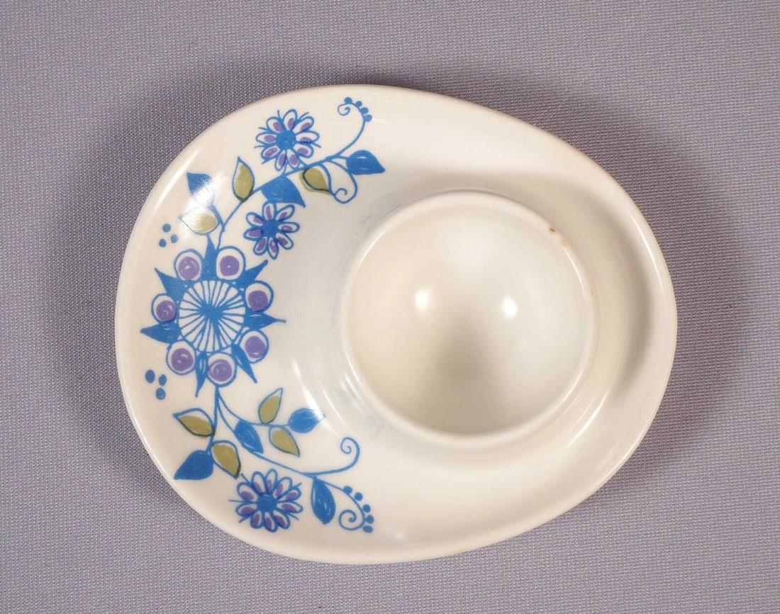 Figgjo Flint Norway Lotte Egg Cup Holder Turi Design Hand Painted Flower: This is rare and gorgeous 1 (one) EGG Cup. The cup was made in Norway by Figgjo Flint in Lotte pattern . The pattern features blue flowers. The egg cup is 4" by 3 1/2" at the rim and 1 1/4" tall It wi