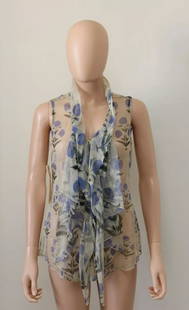 VINTAGE OSCAR DE LA RENTA SEE THROUGH TOP SIZE SMALL BLUE FLOWERS PRINT BLOUSE: NH5 AUTHENTIC OSCAR DE LA RENTA BLOUSE/TOP SIZE: SMALL the size label and info on material are missing (cut off) LUXURIOUS STYLE! SIGN OF TASTE! UNIQUE! TRENDY GOOD CONDITION PLEASE, CHECK OUR OTHER V