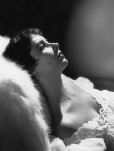 Taylor Reclines ' By Baron Oversized Resin: Description ' Taylor Reclines ' by Baron American actress Elizabeth Taylor reclining in bed. (Photo by Baron/Getty Images) Paper size 40 x 60 inches / 101 x 152 cm unframed OTHER SIZES OF THIS PRINT A