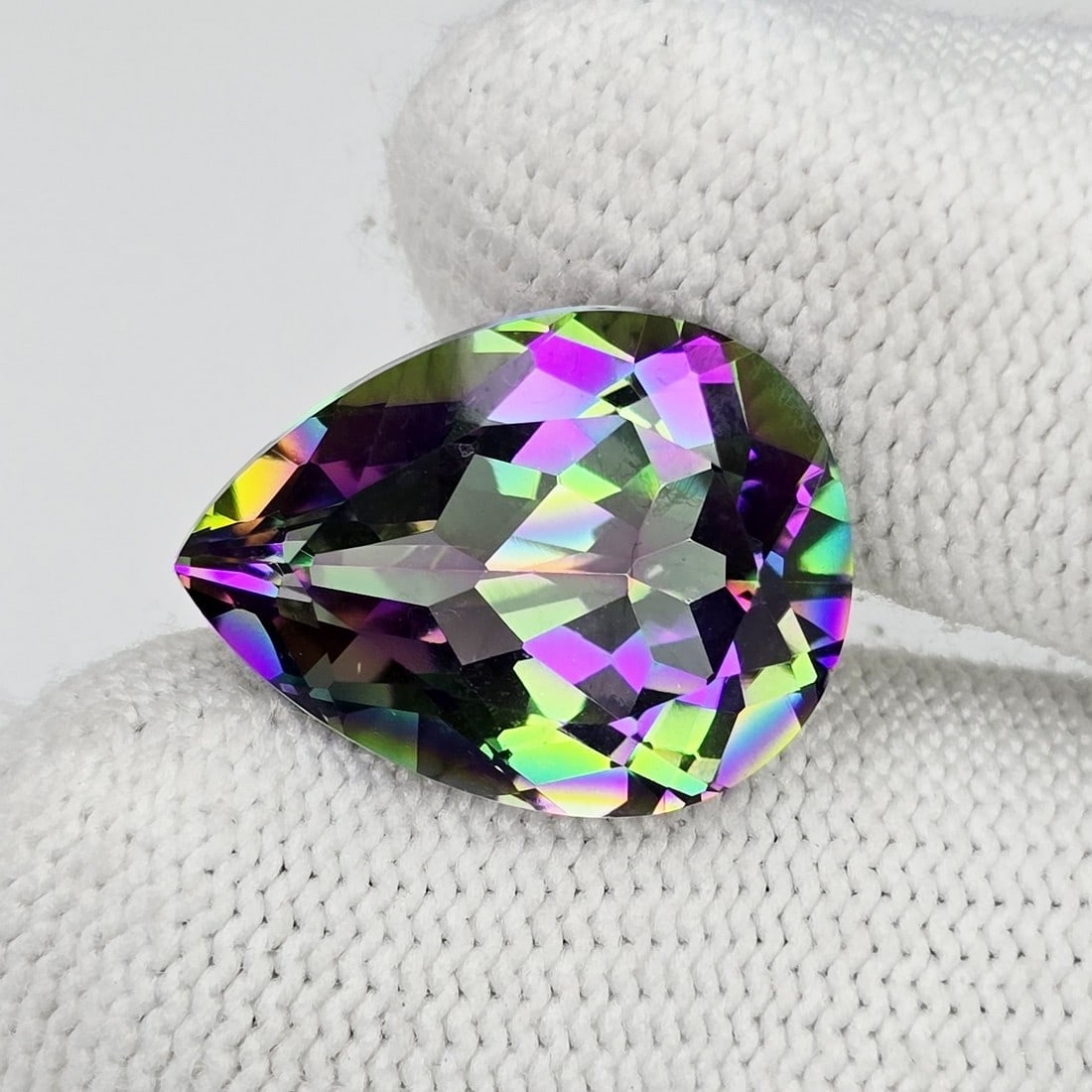 26.15 ct "Top Qulaity" Rainbow Mystic Quartz: Title:26.15 ct "Top Qulaity" Rainbow Mystic Quartz Description:Gemstones: Mystic Quartz / Carat Weights: 26.15 ct / Size or Dimensions: 21 X 15 X 10 mm / Treatment: Coated Materials &Techniques:Quartz