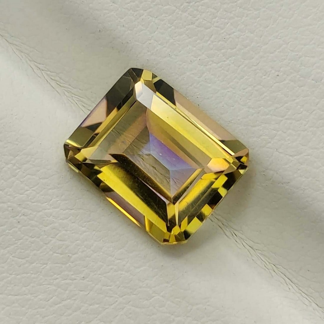 11.42 ct "Top Qulaity" Yellow Mystic Quartz: Title:11.42 ct "Top Qulaity" Yellow Mystic Quartz Description:Gemstones: Mystic Quartz / Carat Weights: 11.42 ct / Size or Dimensions: 15.90 X 12 X 7.80 mm / Treatment: Coated Materials &Techniques:Qu