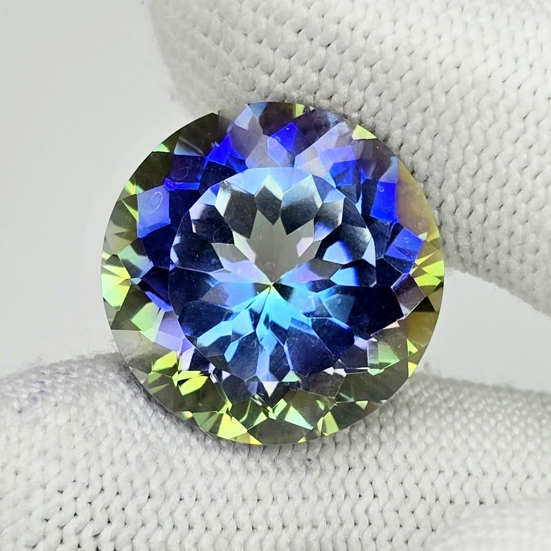 46.75 ct "Top Qulaity" Rainbow Mystic Quartz: Title:46.75 ct "Top Qulaity" Rainbow Mystic Quartz Description:Gemstones: Mystic Quartz / Carat Weights: 46.75 ct / Size or Dimensions: 23.80 X 23.80 X 15.40 mm / Treatment: Coated Materials &Techniqu