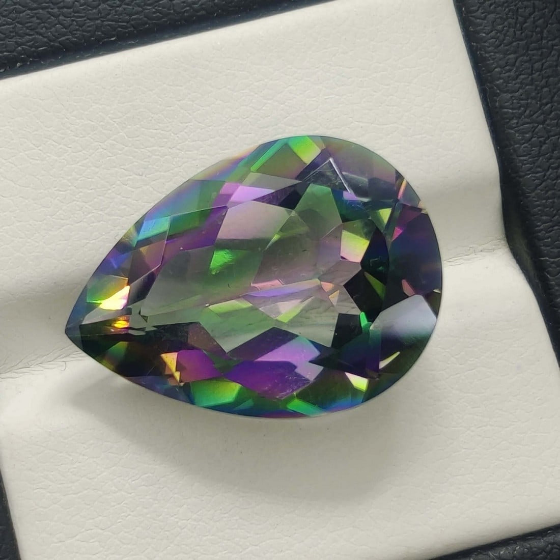 20.33 ct "Top Qulaity" Rainbow Mystic Quartz: Title:20.33 ct "Top Qulaity" Rainbow Mystic Quartz Description:Gemstones: Mystic Quartz / Carat Weights: 20.33 ct / Size or Dimensions: 22 X 16.30 X 11 mm / Treatment: Coated Materials &Techniques:Qua