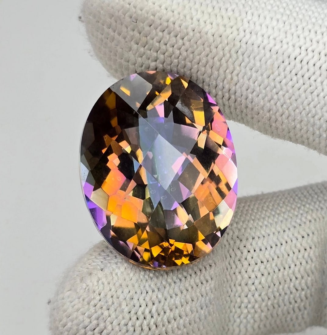 47 ct "Top Qulaity" Rainbow Mystic Quartz: Title:47 ct "Top Qulaity" Rainbow Mystic Quartz Description:Gemstones: Mystic Quartz / Carat Weights: 47 ct / Size or Dimensions: 28 X 20 X 14.70 mm / Treatment: Coated Materials &Techniques:Quartz Re