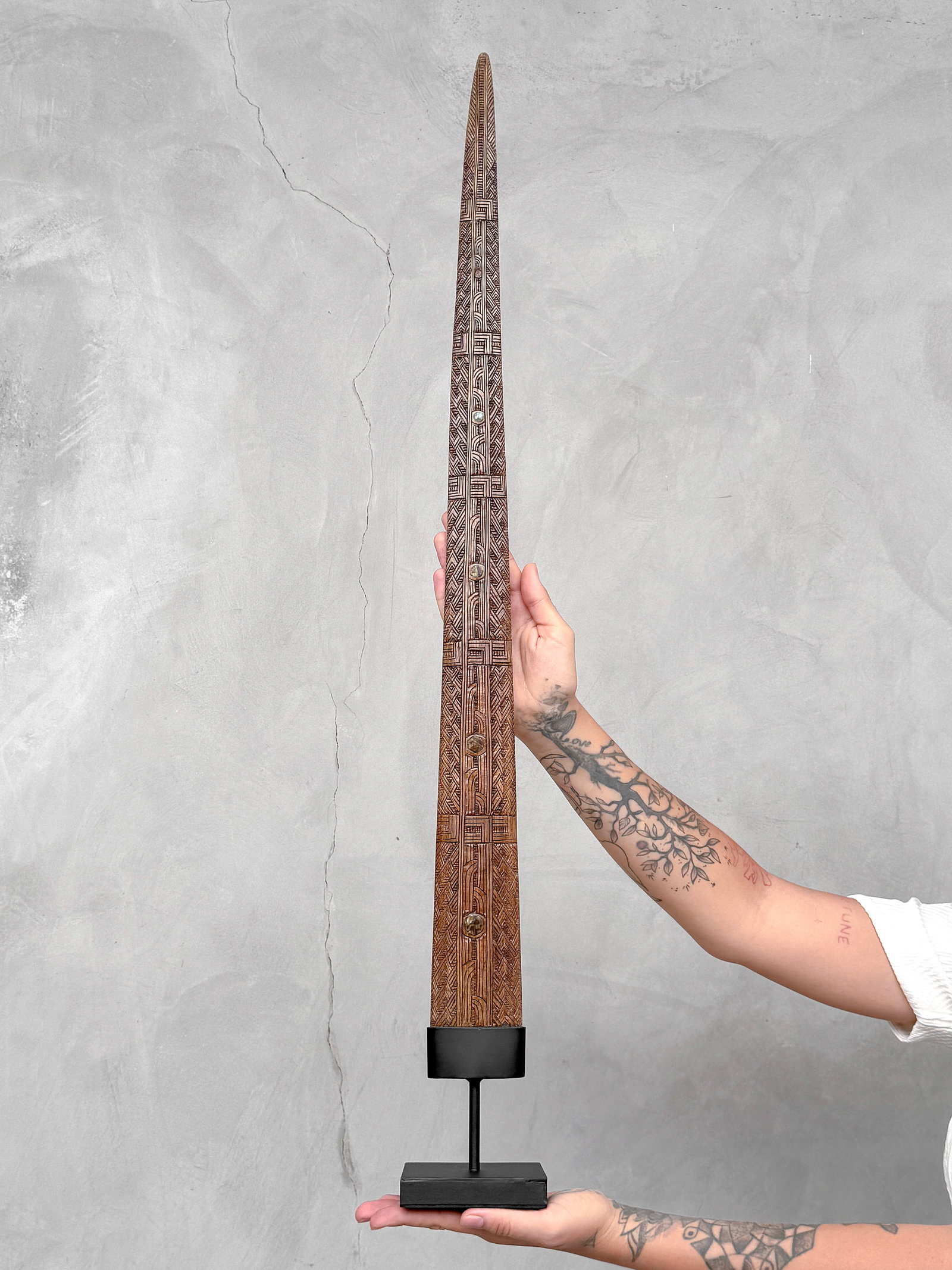 Extra large carved Swordfish Bill - Rauponga Pattern: Title: Extra large carved Swordfish Bill - Rauponga Pattern Maker:Unknown Origin: Indonesia Date/Period:2025 Materials:Xiphius Gladius, Bone, Steel Dimensions:Height including stand: 90 cm / 35.4 inch