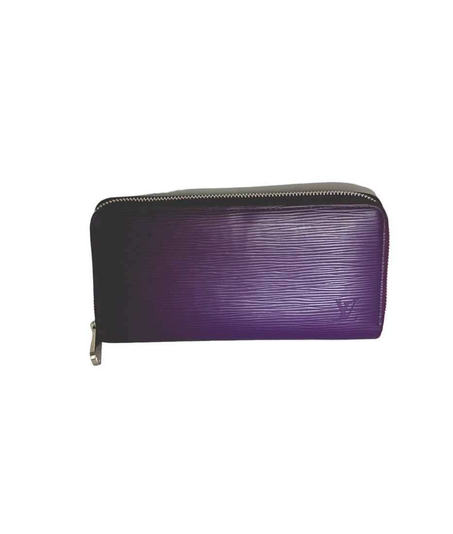 LOUIS VUITTON Zippy Epi Purple Leather Wallet Clutch: Pre-Owned 100% Authentic LOUIS VUITTON Zippy Epi Purple Leather Wallet Clutch RATING: B...Very Good, shows some signs of wear, well maintained EXTERIOR: has few small scuff lines by corner INTERIOR: p