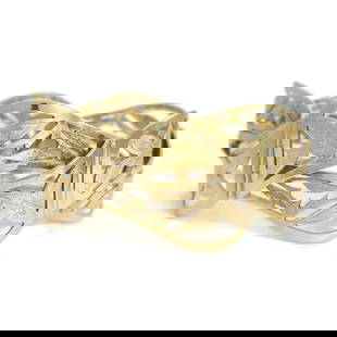 Vintage 1950's Wide Flower Curved Link Bracelet 14K Yellow Gold, 54.55 Grams: Vintage 1950's Wide Flower Curved Link Bracelet 14K Yellow Gold, 54.55 Grams This is such a unique bracelet that makes a statement! Please let us know if you have any questions. Circa: 1950's Metal: 1