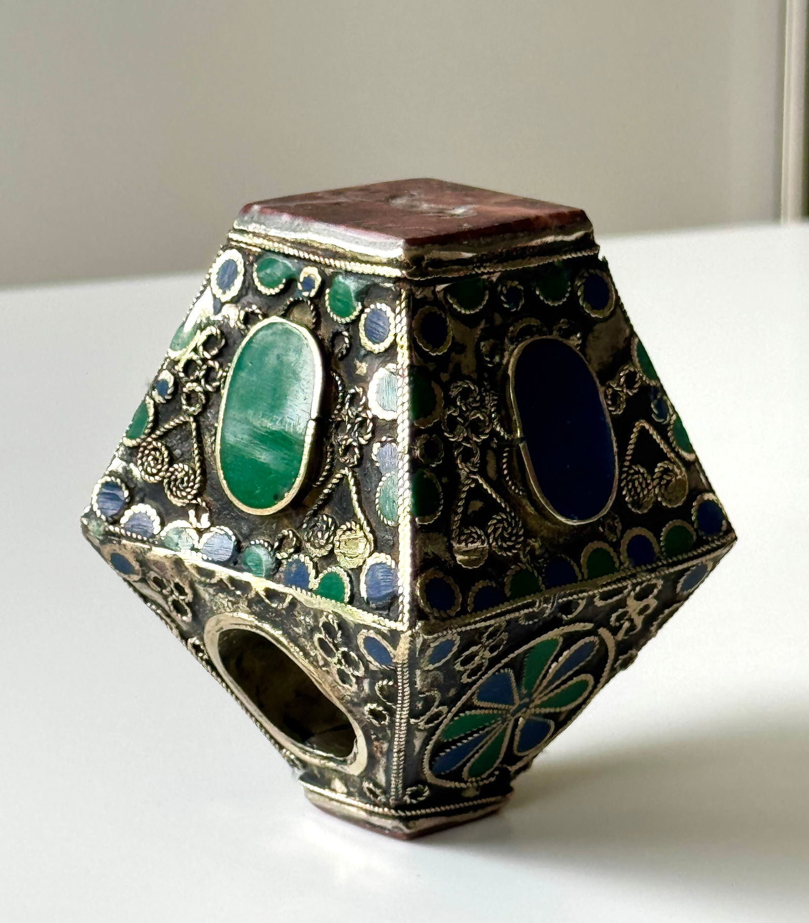 Large intaglio temple ring, silver - Nepal: Large intaglio temple ring, silver processed and inlaid with, among other things, turquoise. Nepal. Rare in this size! 8,5 x 6 x 6 cm. 295 gram. Careful registered sending, combined shipping possible.