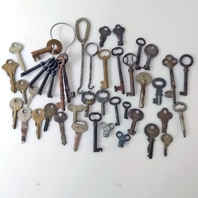 Large Lot of Vintage Metal Skeleton Keys and More