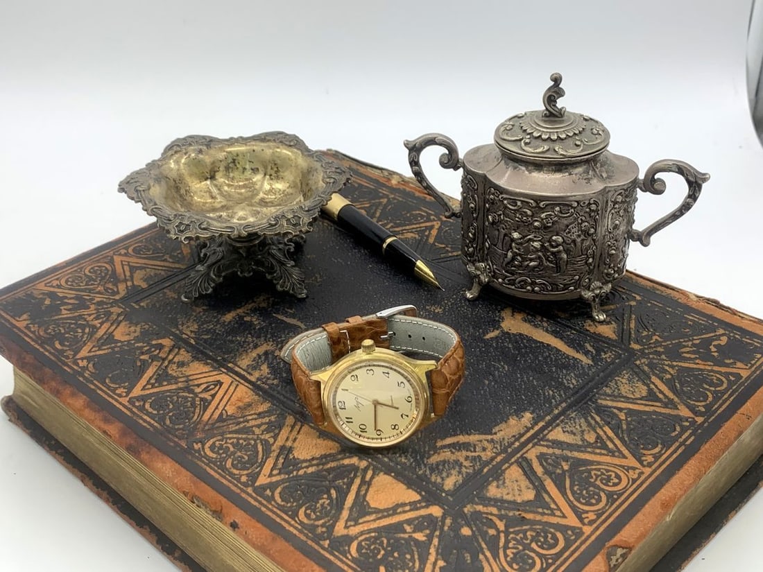 Luch vintage men wrist watch / Russian antique unisex USSR watches: Materials Band material: Leather Gold, Stainless steel Luch vintage men wrist watch. Russian antique unisex white USSR watches. Mens watch. Vintage watch. Military watch. Mens Wrist Watch. Watches for