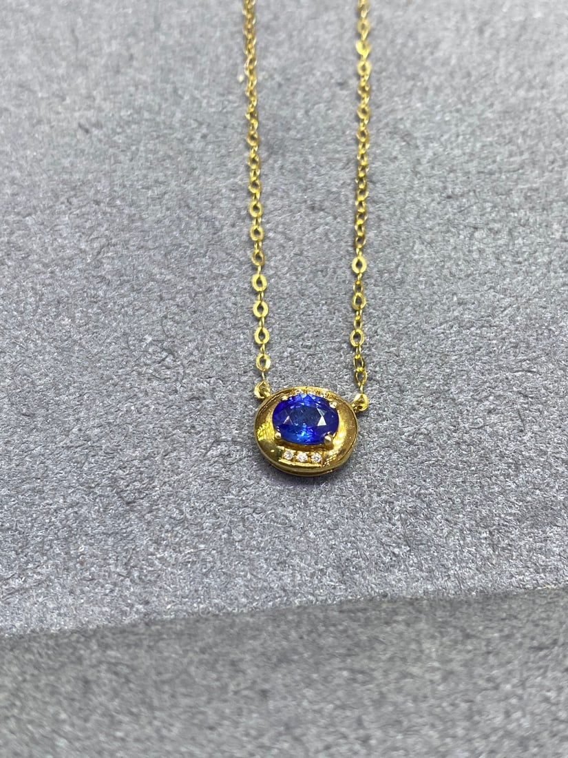 Natural sapphire necklace: Natural sapphire necklace. 18k gold inlay. Weight 1.14 grams, main stone: 0.48ct Reserve: $500.00 Shipping: Domestic: Shipping rates are determined by destination International: Foreign shipping rates