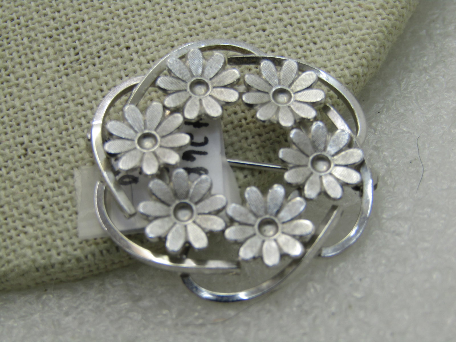 Vintage Sterling Silver Daisy Brooch, Van Dell, Mid-Century, 5.34 gr.: Vintage Sterling Silver Daisy Brooch, Van Dell, Mid-Century, 5.34 gr., 125" scrolled circle brooch with a ring of daisy blossoms. Like new condition. (INV. W. 10o11.19.6 WB268 LD 1/20/20) Reserve: $40