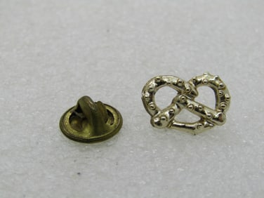 Vintage Salted Pretzel Tack Brooch/Pin, 3/4"