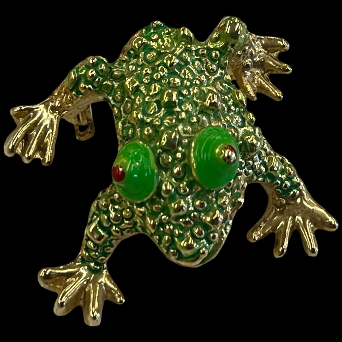 Vintage Green Enamel Frog Pin: Title: Vintage Green Enamel Frog Pin Description: Vintage Green Enamel Frog Pin Weighs 10.2 grams Measures Approx. 1 x 1 inch Date/Period: Vintage Materials: Enamel Size: Measures Approx. 1 x 1 inch R