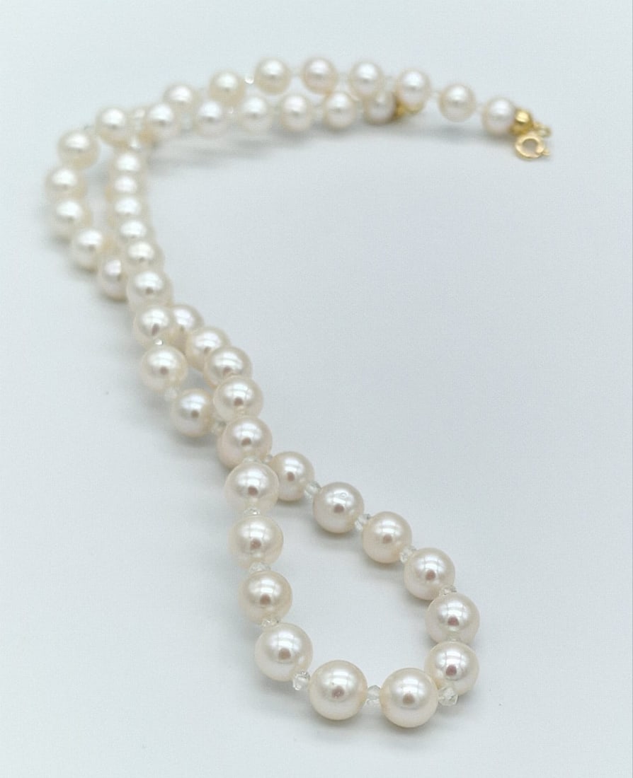 akoya pearl necklace with aquamarine and 18 kt yellow gold: Title: akoya pearl necklace with aquamarine and 18 kt yellow gold Description:akoya pearl necklace with aquamarine and 18 kt yellow gold clasp necklace length 45 cm aquamarine 2 mm weight 27 gr Sold w