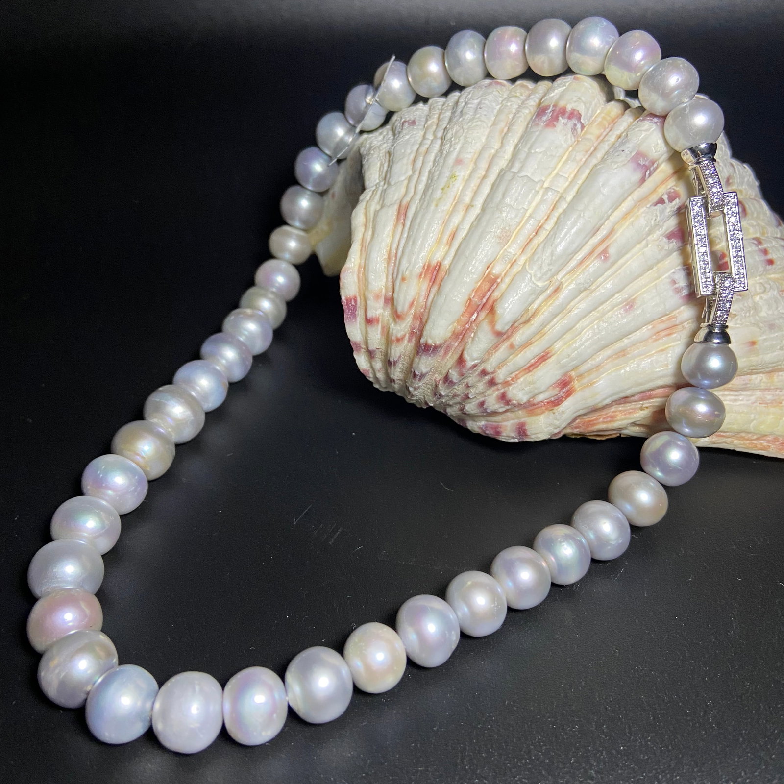 Tahitian Metallic Grey Cultured Pearl Necklace: Title: Tahitian Metallic Grey Cultured Pearl Necklace Description:Tahitian Metallic Grey Cultured Pearl Necklace A gorgeous Tahitian pearl necklace, notable for the colours of its beautiful Tahitian p