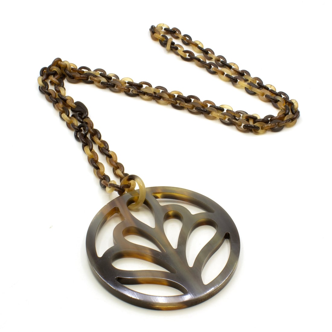 Hermès Horn Buffalo necklace: Très beau collier Hermès en corne de buffle. - Composé d'un très joli pendentif de 8,2cm environ. - Sur un chaine en maille de corne de 100cm environ. - En très bon état.