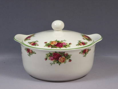 Old Country Roses LARGE Covered Casserole Oven to Table Baking Bowl Royal Albert: This is a gorgeous LARGE Covered Backing Dish/Casserole from Royal Albert Old Country Roses collection. The rims of this pattern are surrounded in blooming sprays of colorful English roses. The bowl i